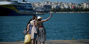 Γυναίκες βγάζουν selfie σε λιμάνι