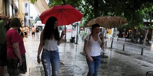 Γυναίκες με ομπρέλες στη βροχή