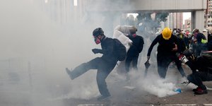 Αστυνομικοί έκαναν χρήση δακρυγόνων κατά των διαδηλωτών στο Χονγκ Κονγκ