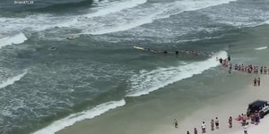 Ανθρώπινη αλυσίδα για την διάσωση κολυμβητών