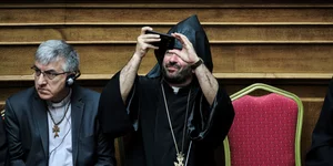 Ολοι στην ορκωμοσία των βουλευτών ήταν με ένα κινητό στο χέρι