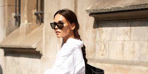 Γυναίκα με λευκά ρούχα και γυαλιά ηλίου