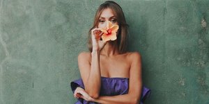 Γυναίκα με μοβ φόρεμα