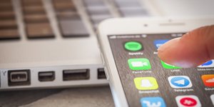iPhone κινητό τηλέφωνο δίπλα σε laptop
