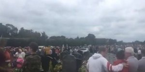 Αυτοκίνητο έπεσε πάνω σε πλήθος σε νεκροταφείο στην Ιρλανδία