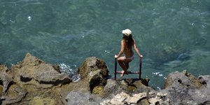 Ετοιμή για βουτιά στη θάλασσα