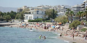 Παραλία στο Παλαιό Φάληρο γεμάτη με κόσμο που κάνει μπάνιο στη θάλασσα