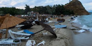 Ισχυροί άνεμοι κατά τη διάρκεια της κακοκαιρίας στη Χαλκιδική πέταξαν στη θάλασσα ξαπλώστρες και ομπρέλες