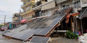 Στέγες ξηλώθηκαν και μπαλκόνια διαλύθηκαν από την κακοκαιρία στη Χαλκιδική 