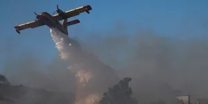 Ενα αεροσκάφος τύπου καναντέρ  πραγματοποιεί ρίψεις νερού
