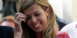 Η Κάρι Σίμοντς με ροζ φλοράλ φόρεμα