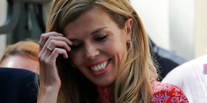 Η Κάρι Σίμοντς με φλοράλ φόρεμα