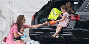 Η Κέιτ Μίντλετον έβγαλε τα ταπεράκια και ταϊζει τα παιδιά της