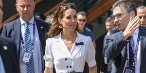 Η Κέιτ Μίντλετον με λευκό φόρεμα