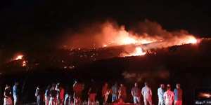 Φωτιά σε λόφο στα Κατεχόμενα με κόσμο να κοιτάζει
