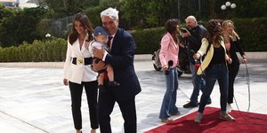 Ο Σίμος Κεδίκογλου αγκαλιά με το μωρό του 