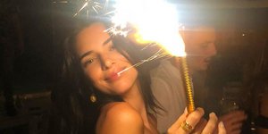 Η Κένταλ Τζένερ με φόρεμα στη Μύκονο