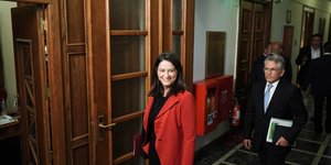 Κεραμέως υπουργικό με κόκκινο σακάκι