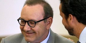 Ο Κέβιν Σπέισι χαμογελάει