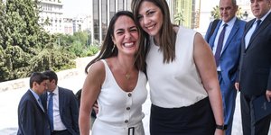 Δόμνα Μιχαηλίδου και Σοφία Ζαχαράκη στο περιστύλιο της βουλής