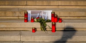 Λουλούδια και κερά στην μνήμη 15χρονης που απήχθη στην Ρουμανία και δολοφονήθηκε