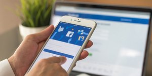 Χρήστης προσπαθεί να συνδεθεί στον λογαριασμό του στο Facebook
