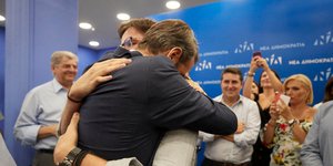 Κυριάκος Μητσοτάκης, αγκαλιά με τον γιο του