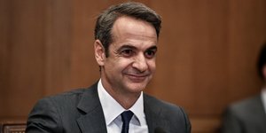 Ο Κυριάκος Μητσοτάκης με γκρι κοστούμι