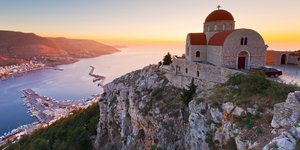 Εκκλησια ψηλα σε βράχο