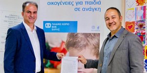 Ο Παναγιώτης Κόνσουλας με τον Διευθυντή του "Παιδικού Χωριού SOS" Βάρης Επαμεινώνδα Λοράνδο
