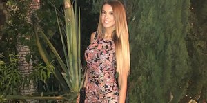 Γυναίκα με ίσια μαλλιά και φλοράλ