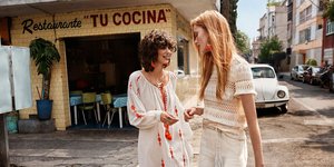 Κοπέλες με λευκά σύνολα στο δρόμο