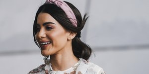 Κορίτσι στην εβδομάδα μόδας χαμογελάει