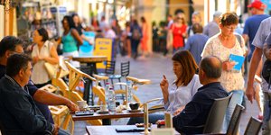 Κοσμος πεζόδρομος τραπεζακι καφέ