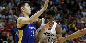 Ο Κώστας Αντετοκούνμπο με αντίπαλο να τον μαρκάρει