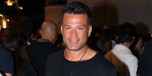 Ο Κώστας Σόμμερ χαμογελά