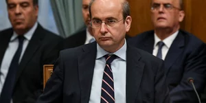 Κωστής Χατζηδάκης καθιστός με ριγέ γραβάτα 