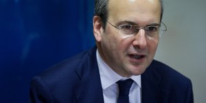 Κωστης Χατζηδάκης με μπλε