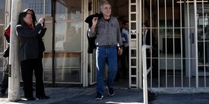Ο Δημήτρης Κουφοντίνας σε μια από τις άδειες που πήρε, βγαίνει από τη φυλακή