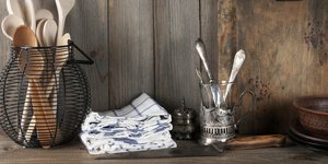 Πετσέτα και κουτάλες σε κουζίνα