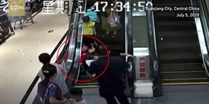 Αγόρι εγκλωβίστηκε σε κυλιόμενες σκάλες στην Κίνα
