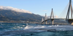 Κύμα κάτω από τη γέφυρα στο Ρίο- Αντίρριο