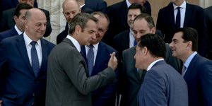 Ο Κυριάκος Μητσοτάκης με τον Αδωνι Γεωργιάδη στο περιστύλιο της Βουλής