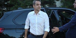 Κυριακος Μητσοτάκης λευκό πουκάμισο 