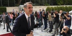 Ο Κυριάκος Μητσοτάκης ανεβαίνει σκαλιά