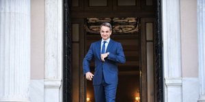 Ο Κυριάκος Μητσοτάκης βγαίνει από του Μαξίμου