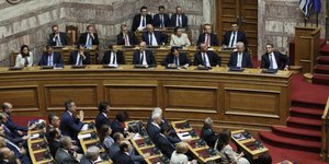 Ο Κυριάκος Μητσοτάκης, το υπουργικό συμβούλιο και βουλευτές της ΝΔ