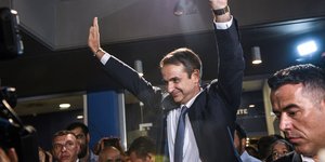 O Κυριάκος Μητσοτάκης χαιρετάει το πλήθος