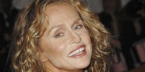 H Λορίν Χάτον με μαύρα ρούχα ποζάρει στον φακό