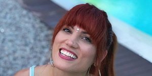 Μαίρη Συνατσάκη, με άσπρο μπλουζάκι